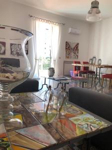 a living room with a table with glasses on it at Villa la Rina in Palermo