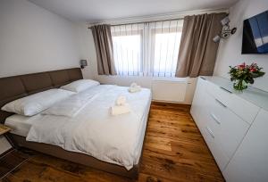 a bedroom with a bed with two towels on it at Appartementhaus Römerhof Superior in Bad Kleinkirchheim
