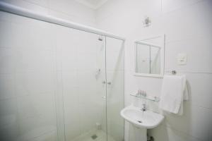 Ett badrum på CLH Suites Domingos Ferreira