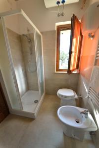 a bathroom with a shower and a toilet and a sink at Casale Dei Mattonari in Giano dellʼUmbria