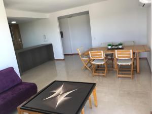sala de estar con mesa, sillas y sofá en Residencias Pilar Golf Edificio Doral en Fátima