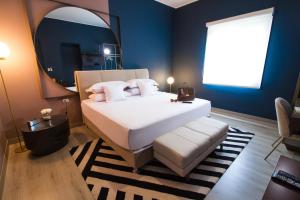 a bedroom with a large bed and a mirror at Neo Hotel Boutique in Lima