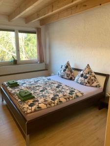 Un pat sau paturi într-o cameră la Bio Hof Moosburg am See mit Sauna