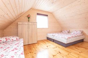 ルビャトボにあるDomki Miłe z basenem - Lubiatowoの屋根裏のベッドルーム(ベッド2台、窓付)