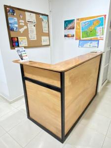 a counter in a store with a wooden counter top at Nueve Uno Hostel in Ríohacha