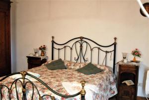 Un dormitorio con una cama con almohadas verdes. en La Capannella, en Gallicano