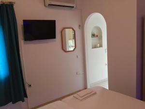 um quarto com uma mesa e um espelho na parede em Apartmani Misic em Ždrelac