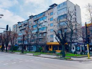 een groot appartementencomplex in een stadsstraat bij BGApartments - Chataldzha in Varna