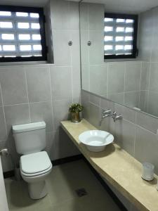 y baño con aseo y lavamanos. en Residencias Pilar Golf Edificio Doral en Fátima