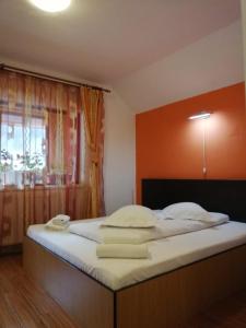 1 dormitorio con 1 cama con toallas en La Gabi, en Azuga