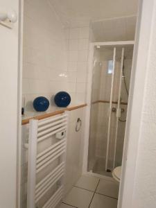 uma casa de banho com uma cabina de duche em vidro e um WC. em STUDIO TOUT A PIEDS em Sanary-sur-Mer