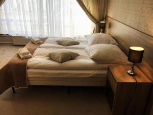 Posteľ alebo postele v izbe v ubytovaní Apartamenty Pałacowe