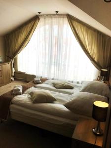 Posteľ alebo postele v izbe v ubytovaní Apartamenty Pałacowe