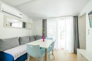 Χώρος καθιστικού στο Mobile Homes Holiday Olive Garden