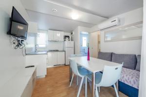 Galeriebild der Unterkunft Mobile Homes Holiday Olive Garden in Jadrija