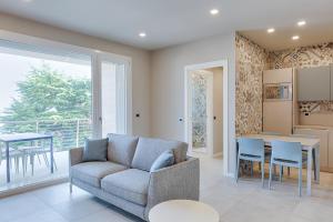 ペスキエーラ・デル・ガルダにあるHomingarda - fine holiday apartmentsのソファとテーブルのあるリビングルーム