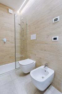 ペスキエーラ・デル・ガルダにあるHomingarda - fine holiday apartmentsのシャワー、トイレ、洗面台を備えたバスルーム +157枚の写真