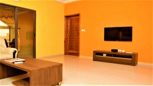 TV at/o entertainment center sa Villa Beach Avepozo Lome