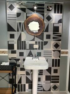 巴亞爾塔港的住宿－Ixaya，浴室设有水槽和墙上的镜子