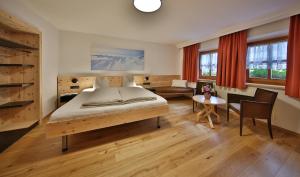 Postel nebo postele na pokoji v ubytování Hotel Pension Geiger