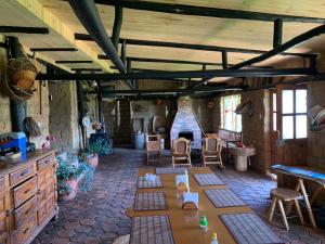 uma sala de estar com uma mesa e cadeiras e uma lareira em Rancho Carrizal em Iza