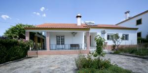 Biały dom z czerwonym dachem w obiekcie Tapada da Beirã w mieście Marvão