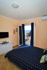 Schlafzimmer mit einem Bett und Meerblick in der Unterkunft Apartments M&T in Tivat