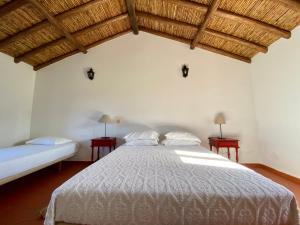 A bed or beds in a room at Monte Carvalhal da Rocha