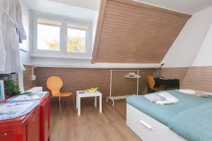 a bedroom with a bed and a table and chairs at Residentie Blijdorp in Rotterdam
