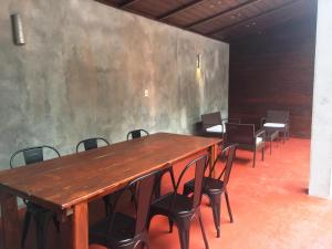 una sala de conferencias con mesa de madera y sillas en Hotel Colonial en Maldonado