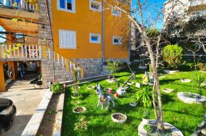 einen Miniaturgarten vor einem Gebäude in der Unterkunft Apartments M&T in Tivat