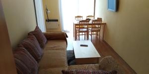 ein Wohnzimmer mit einem Sofa und einem Couchtisch in der Unterkunft Apartmán Karin in Oščadnica
