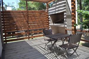 un patio con mesa y sillas en una terraza en Tu Lugar Solís, en Piriápolis