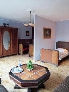 a living room with a table and a bed at Zajazd pod Różą in Zielona Góra