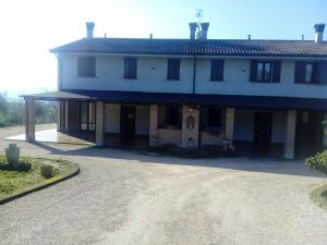 duży biały dom z podjazdem przed nim w obiekcie Quattroventi casa vacanza w mieście Montecchio