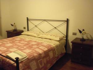 a bedroom with a bed and a dresser with a bedspread at Quattroventi casa vacanza in Montecchio