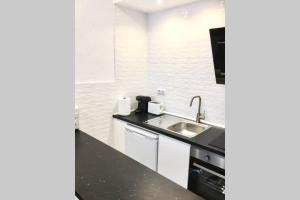 a kitchen with a sink and a counter top at Estudio Estilo Nórdico Madrid (Malasaña Gran Vía) in Madrid