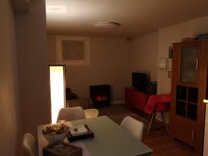 uma sala de estar com uma mesa branca e cadeiras em Apartamento Pelaires em Estella