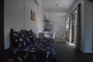 a bedroom with a bed and a table in a room at Tu Lugar Solís in Piriápolis