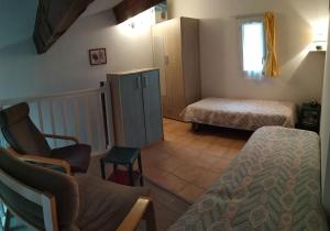 una piccola stanza con due letti e una finestra di Location Le Samaria Villa 29 - Mail de Rochelongue a Cap d'Agde