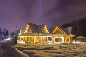 ザコパネにあるGóralska Krainaの夜の雪に照らされる家