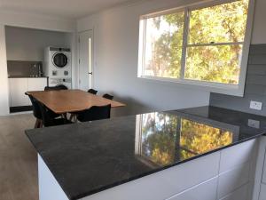 O bucătărie sau chicinetă la BINALONG BRAE @ Bay of Fires Two bedroom both with ensuites