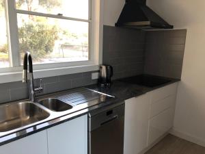 O bucătărie sau chicinetă la BINALONG BRAE @ Bay of Fires Two bedroom both with ensuites