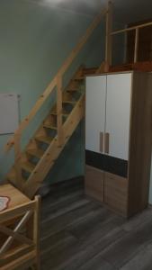 ドゥシュニキ・ズドルイにあるApartament Simbaの階段と白いキャビネット付きの部屋