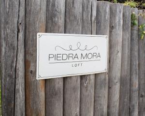 Un cartello su una recinzione che legge Peoria Mobia lot di Piedra Mora Loft a Gualeguaychú