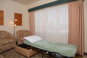 Habitación hospitalaria con cama y ventana en Raintree's Cimarron Golf Resort Palm Springs en Cathedral City