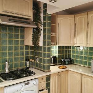 Una cocina o kitchenette en Cosy Old Town Apartment (5min from Main Square)