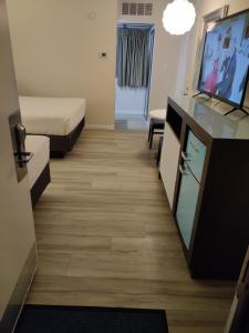 Uma TV ou centro de entretenimento em Kings Inn