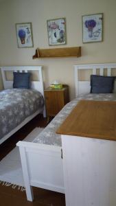 Un pat sau paturi într-o cameră la Chalupa Ádr u Duchků