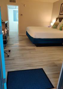 um quarto de hotel com duas camas e uma porta em Kings Inn em San Diego